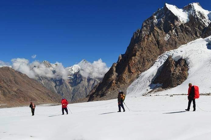 Trekker on sara umga pass